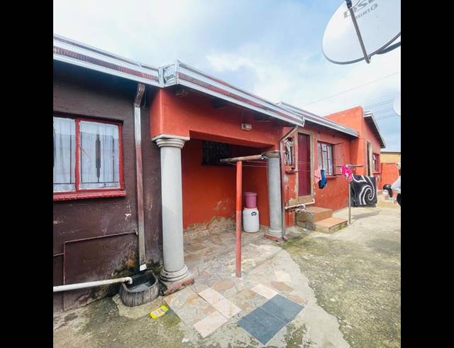 10 BEDROOM HOUSE FOR SALE IN ENTSHONALANGA
